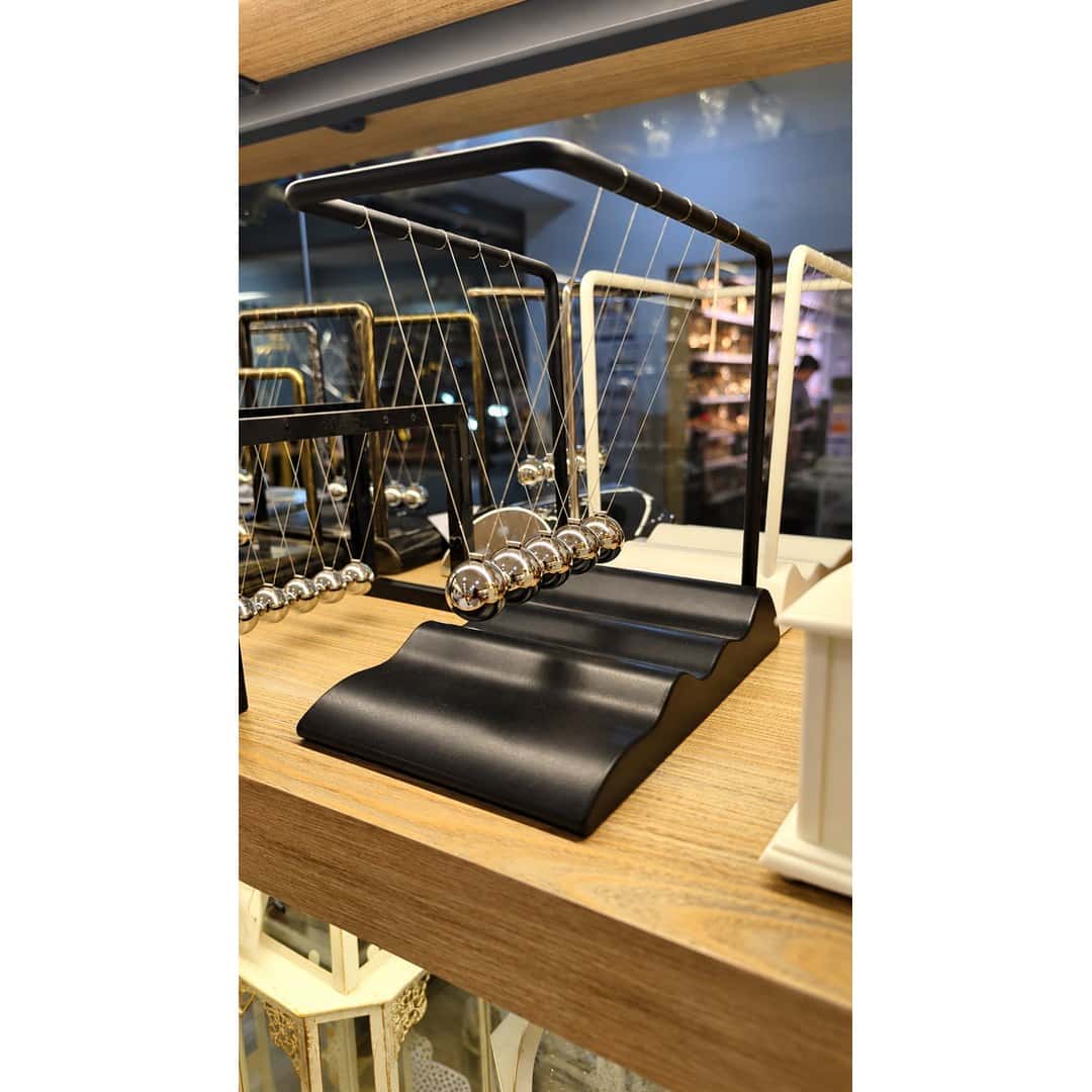Mirror-Base Newton's Cradle Desk Decor